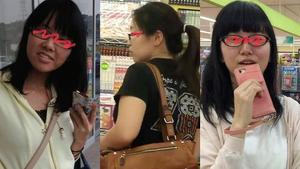 Uma garota de óculos que compra várias coisas em uma livraria