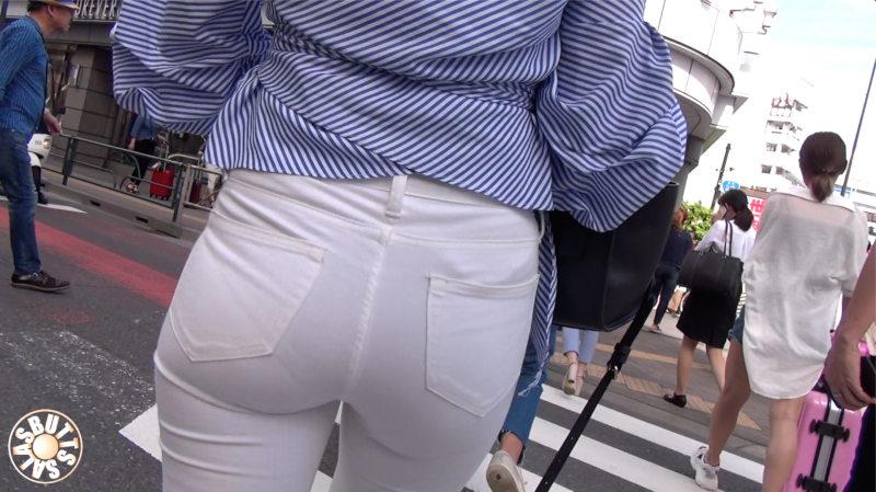 [FHD alta calidad] Pantalones blancos y celebridad regordeta de espalda completa