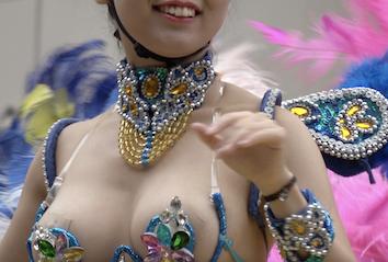 Parade dancers' swelled breasts one after another♪