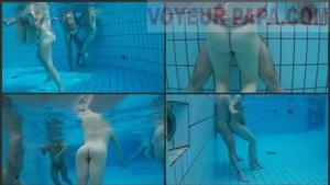 टैटू वाली लड़की की नग्न गांड पर पानी के अंदर झाँकना