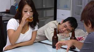 日本 HDV - Satomi Suzuki - 出軌的妻子，Satomi Suzuki，在她喝醉的丈夫旁邊吮吸雞巴