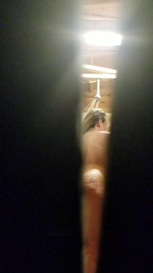 El cuerpo en forma de su hermana desnuda espiado en el baño