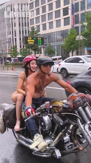 kam22080701 Couple de motos Gangnam