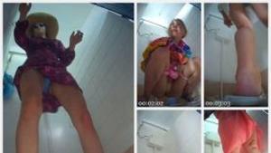 Spy on tight pussy in public toilet