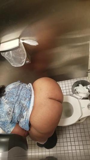 Shaved pussy caught right after peeing in public toilet