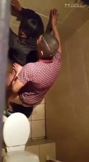 그는 남자화장실에서 그녀와 섹스를 했어요