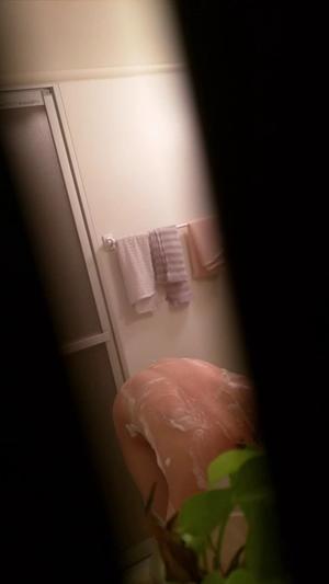 fc22208610 Foto de close-up do banheiro de casa particular! Fotografando uma linda mulher de cabelo loiro curto completamente nua! Um segredo importante...