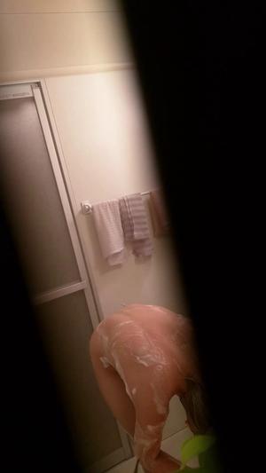 fc22208610 صورة مقربة لحمام المنزل الخاص! تصوير امرأة جميلة ذات شعر أشقر قصير عارية تمامًا! سر مهم...