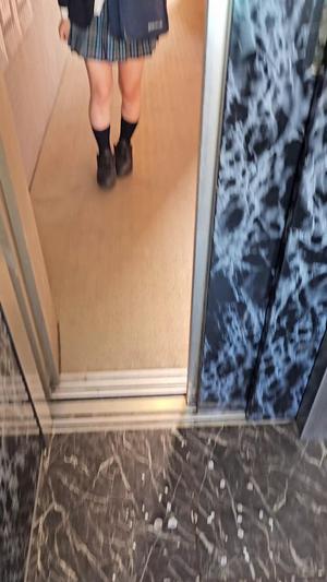 (4k60p) Video voyeur JK cantik di lift setiap pagi
