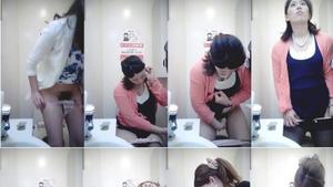 15395432 Bare butt and pussy in a public toilet