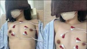 Prueba de electrocardiograma prohibida a una hermosa estudiante universitaria [acoso sexual/médico]