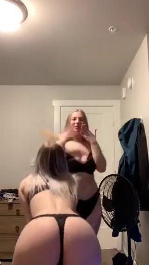 Crazy cam girl does her stuff